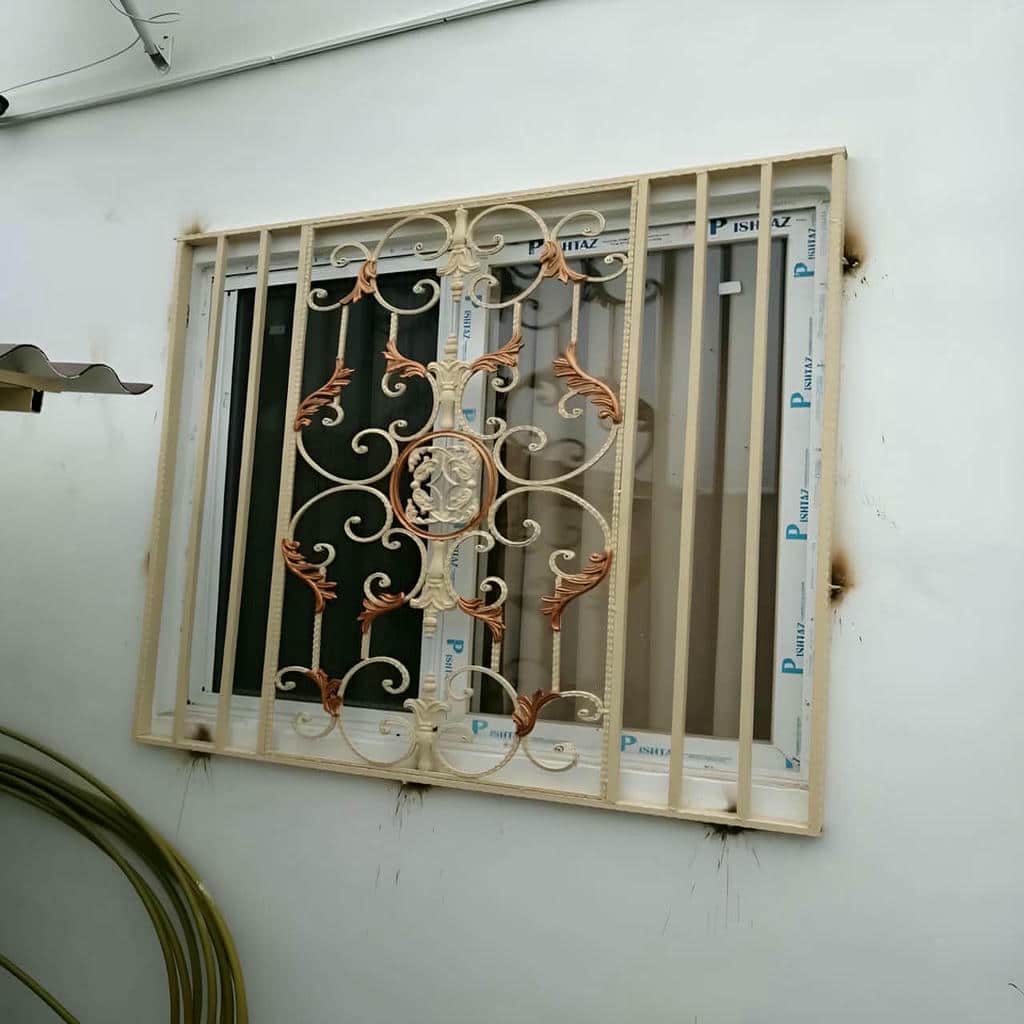 حفاظ پنجره کرمان کنار پنجره بزرگ