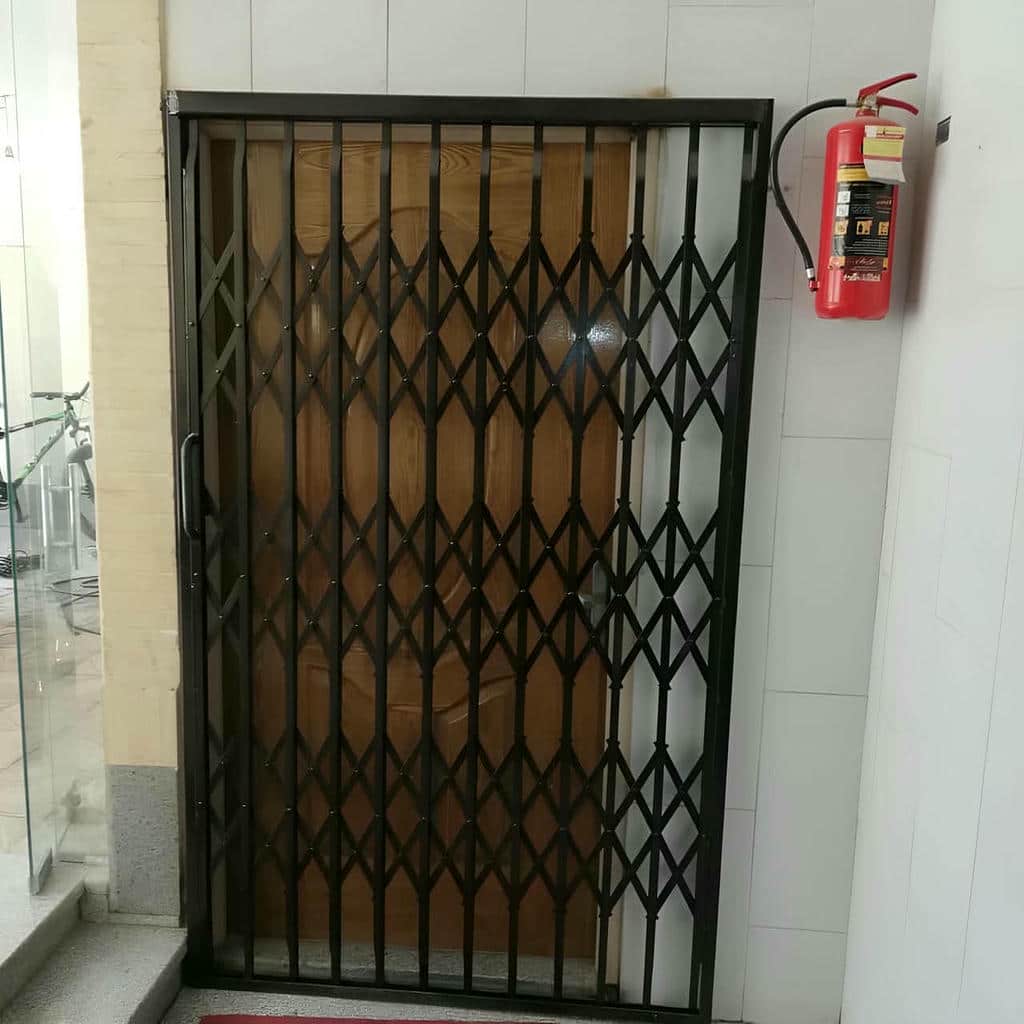 درب آکاردئونی آپارتمان سفید