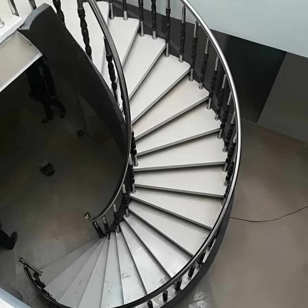 دست انداز استیل برس خورده کنار پله چوبی