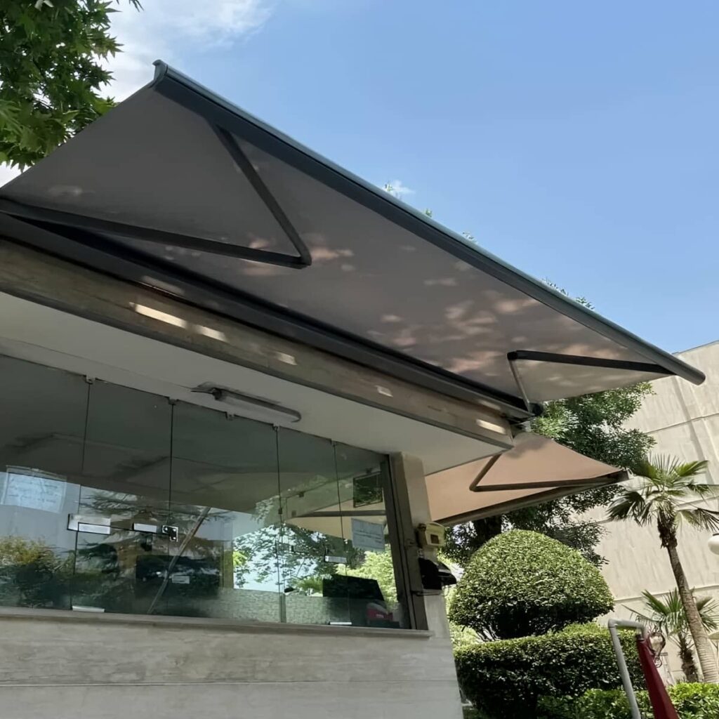 سایبان برقی استان کردستان مدل بازویی در فضای باز