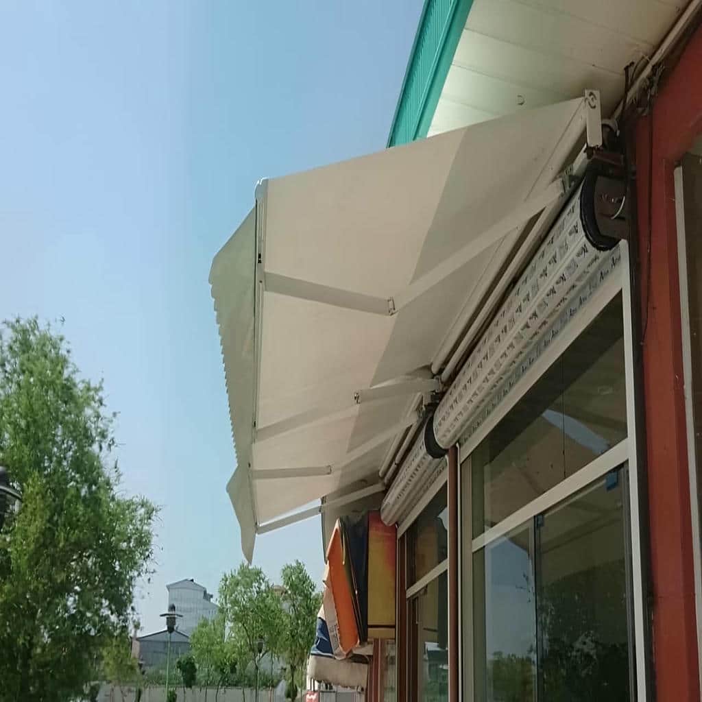 سایبان برقی بازویی نمای ساختمان