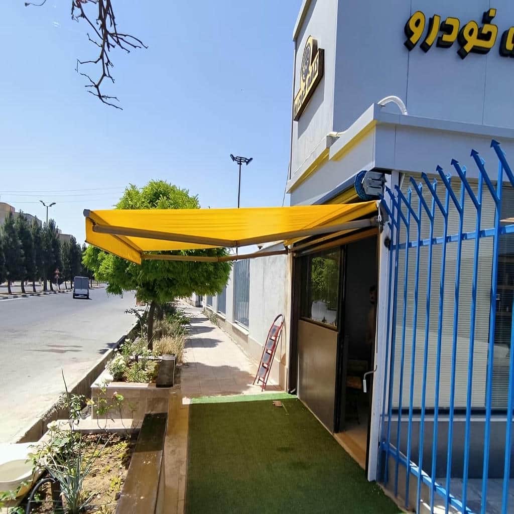 سایه بان اتوماتیک بازویی روی تراس سنگی