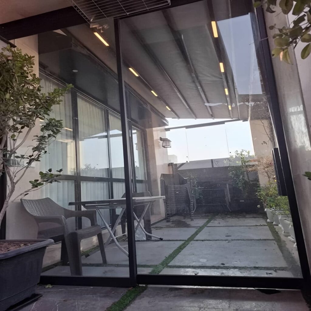 سایه بان بازویی پارچه ای نمای ساختمان