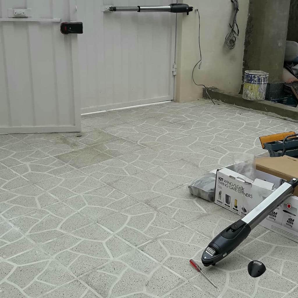 مجموعه جک درب پارکینگ نقره‌ای روی لنگه ویلای استان آذربایجان غربی
