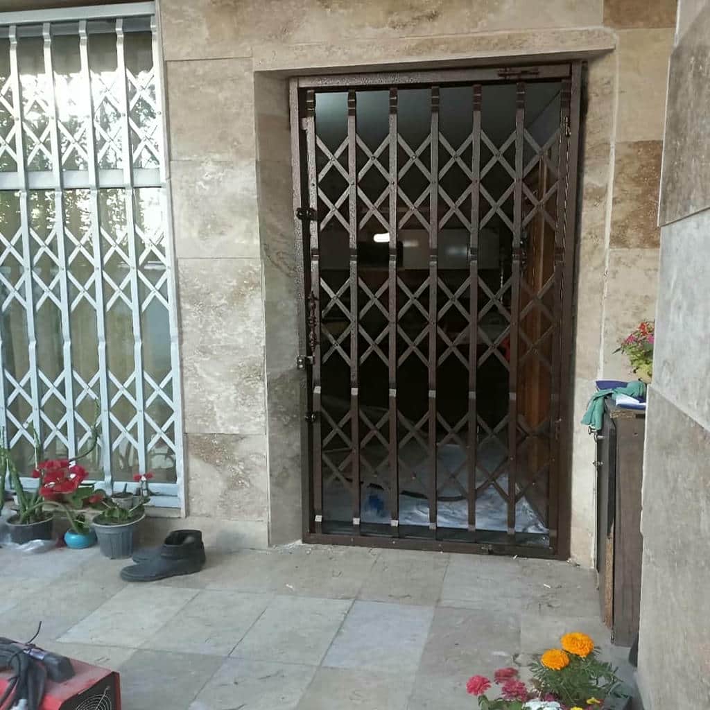 محافظ درب ورودی با طراحی فلزی مدرن