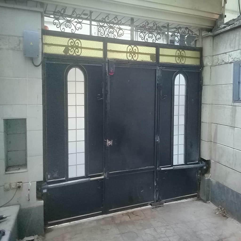 موتور درب پارکینگ با محفظه محافظ مشکی