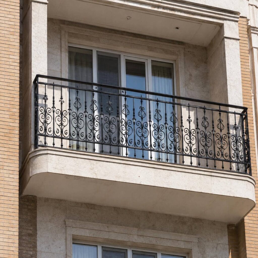 نرده بالکن فلزی یاسوج با نمای مدرن