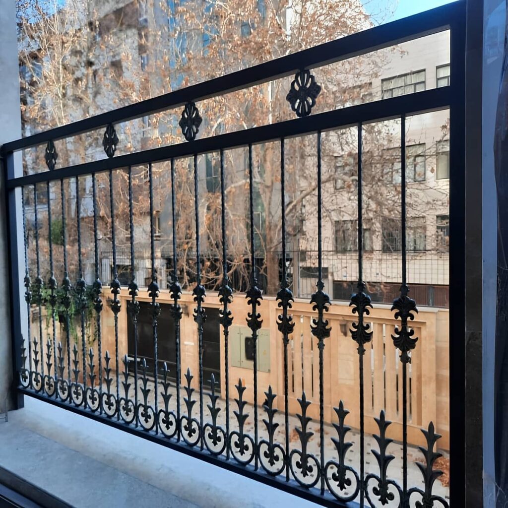 نرده بالکن مشکی ویلایی رو به باغ در ارومیه