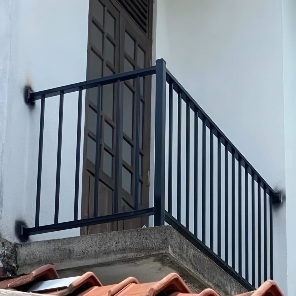نرده تراس شیک برای ساختمان مسکونی