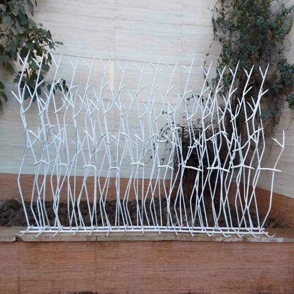نرده حفاظ روی دیوار با طراحی شاخه ای