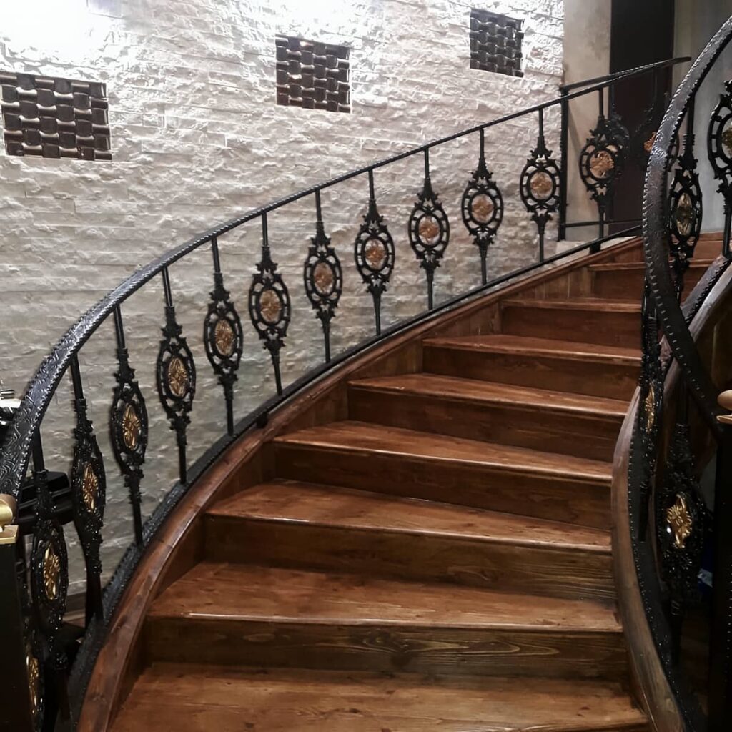 نرده راه پله سفید در ورودی ویلای آجری