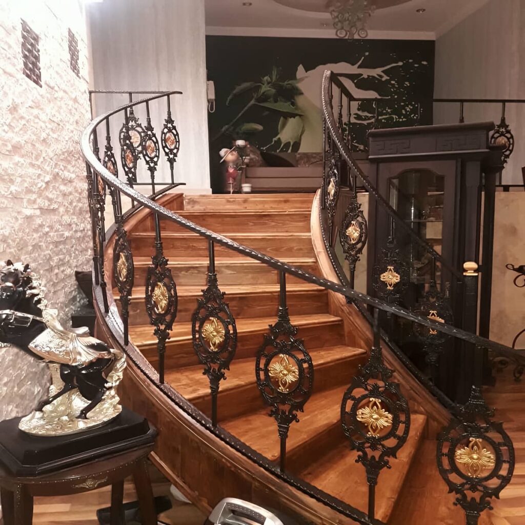 نرده راه پله فرفورژه با خطوط خمیده ظریف