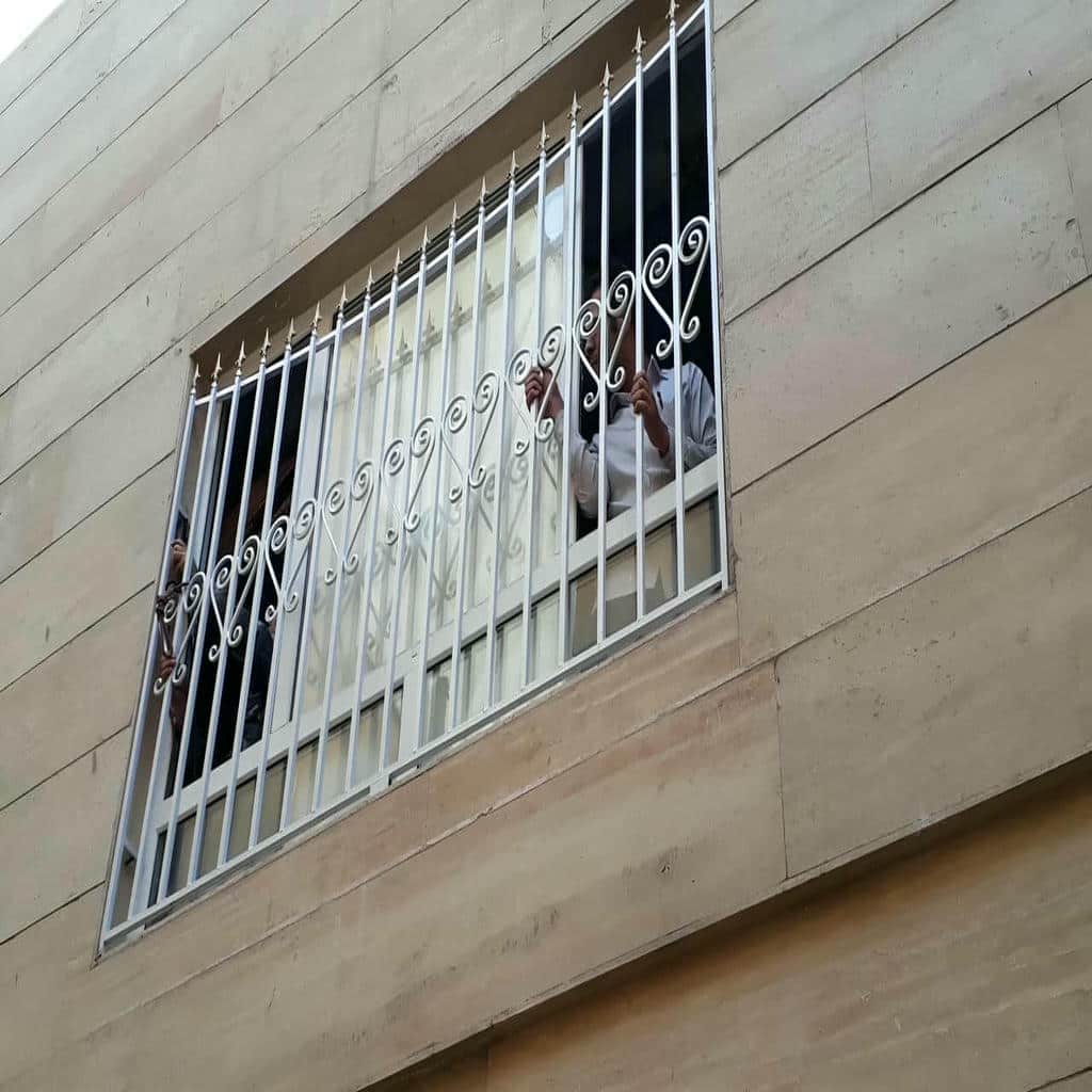 نرده فلزی سفید آپارتمان سنگی استان آذربایجان غربی