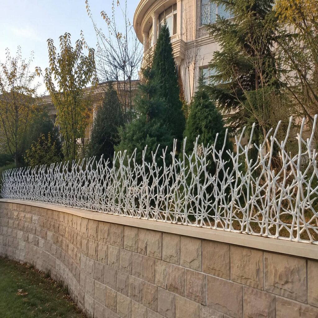 نرده محافظ فلزی یکدست روی ورودی ویلایی
