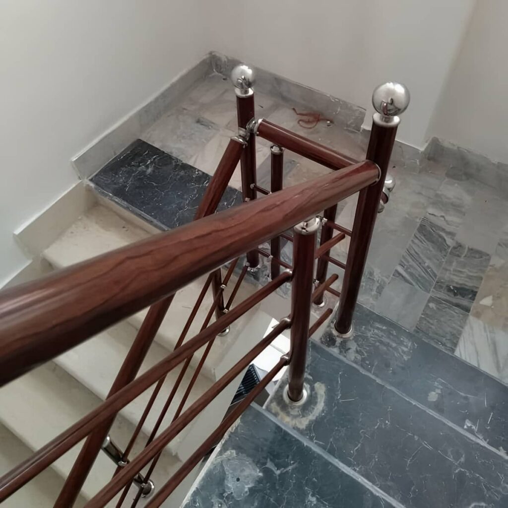 نرده پله استیل براق کنار دیوار داخلی
