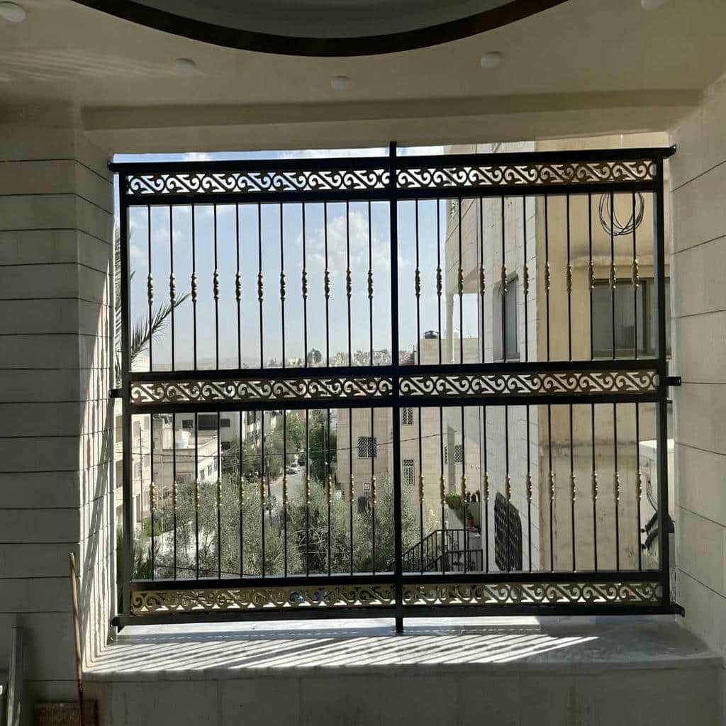 نرده پنجره ساده روی نمای سنگی ساختمان