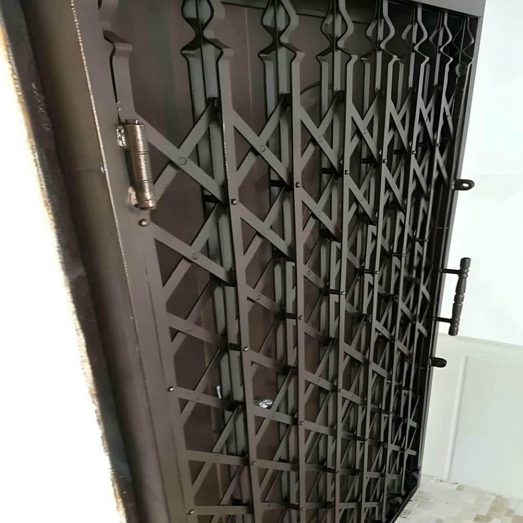 نمای باز حفاظ درب آکاردئونی کنار چارچوب سفید