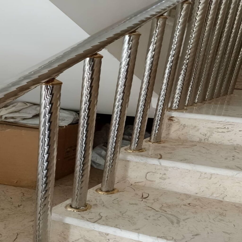 نمای دست انداز استیل کنار پاگرد سنگی سمنان