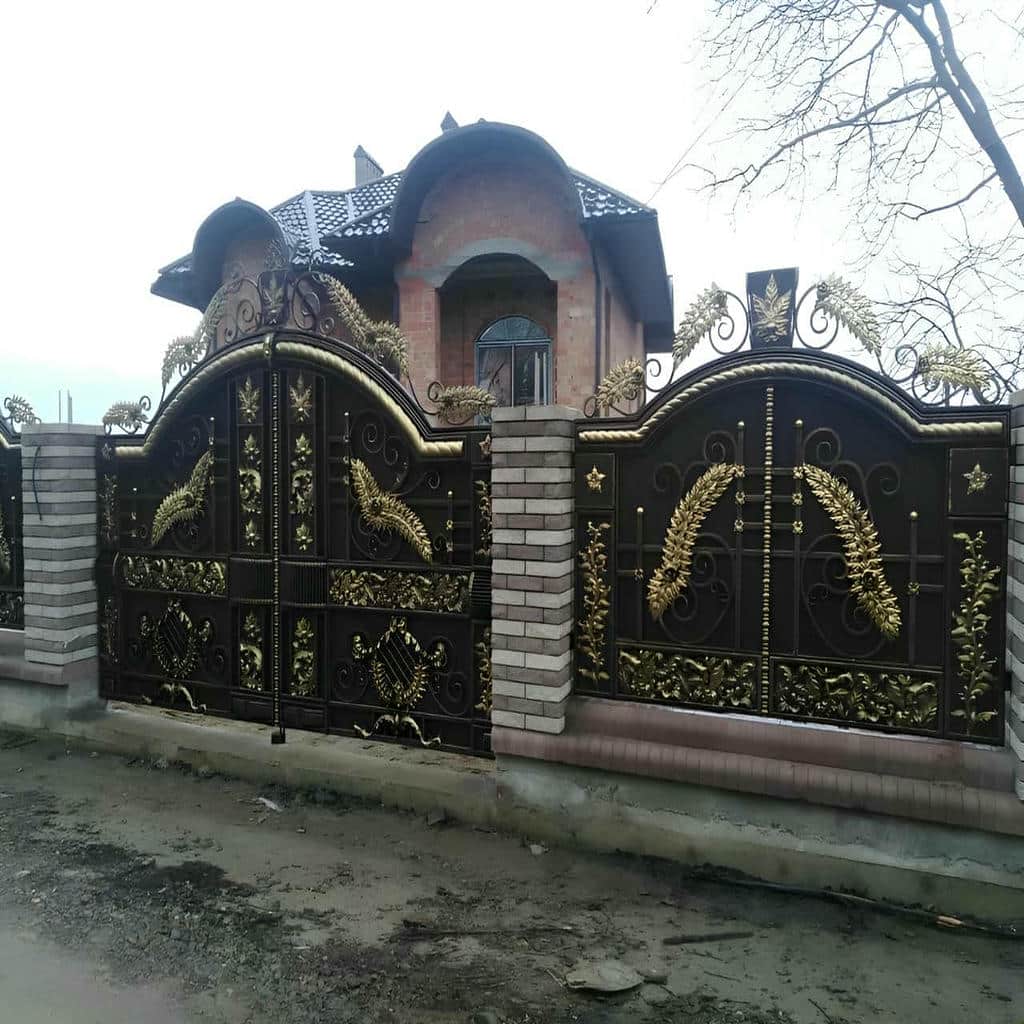 نمای روبرو از ورودی فلزی مشکی ساختمان مسکونی