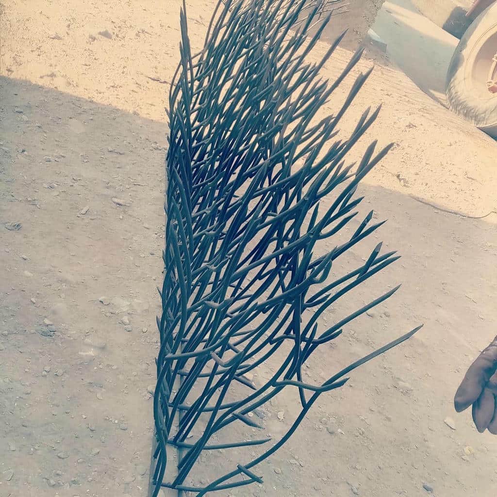 نمای نزدیک اتصالات گارد دیواری با پوشش مشکی