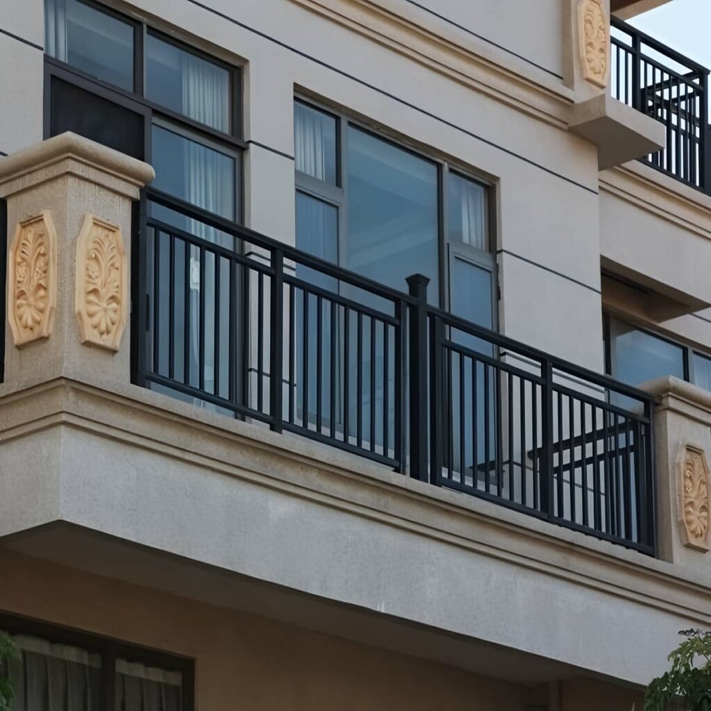 نمای نزدیک اتصال جان پناه فلزی به کف سنگی
