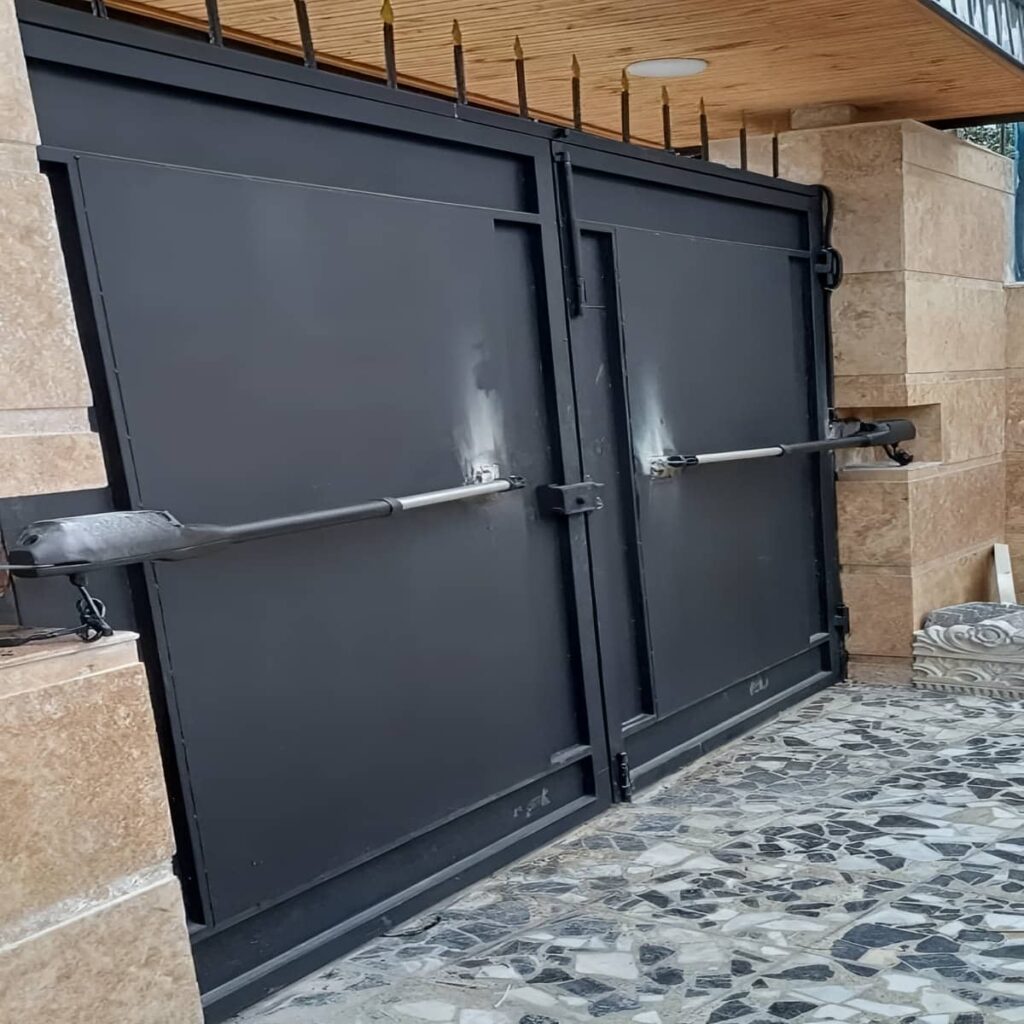 نمای نزدیک جک پارکینگی با موتور مشکی