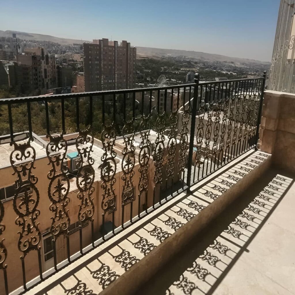نمای نزدیک خوردگی پایه حفاظ تراس قدیمی