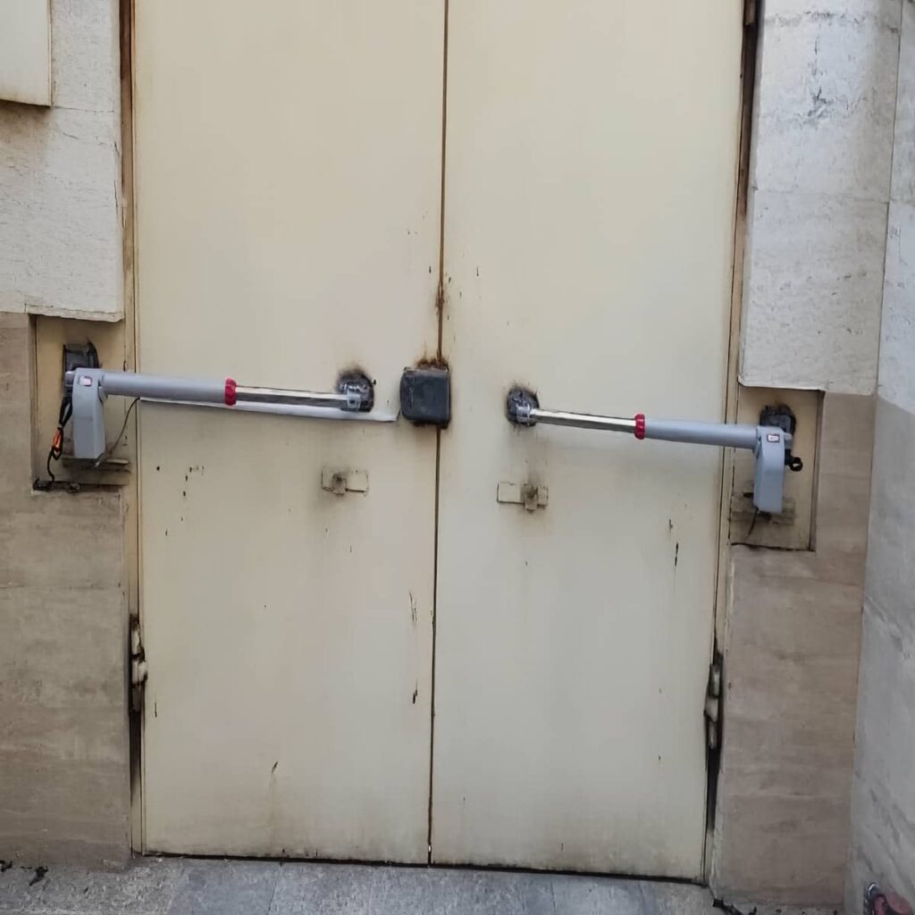 نمای نزدیک پوشش خاکستری بدنه موتور پارکینگی