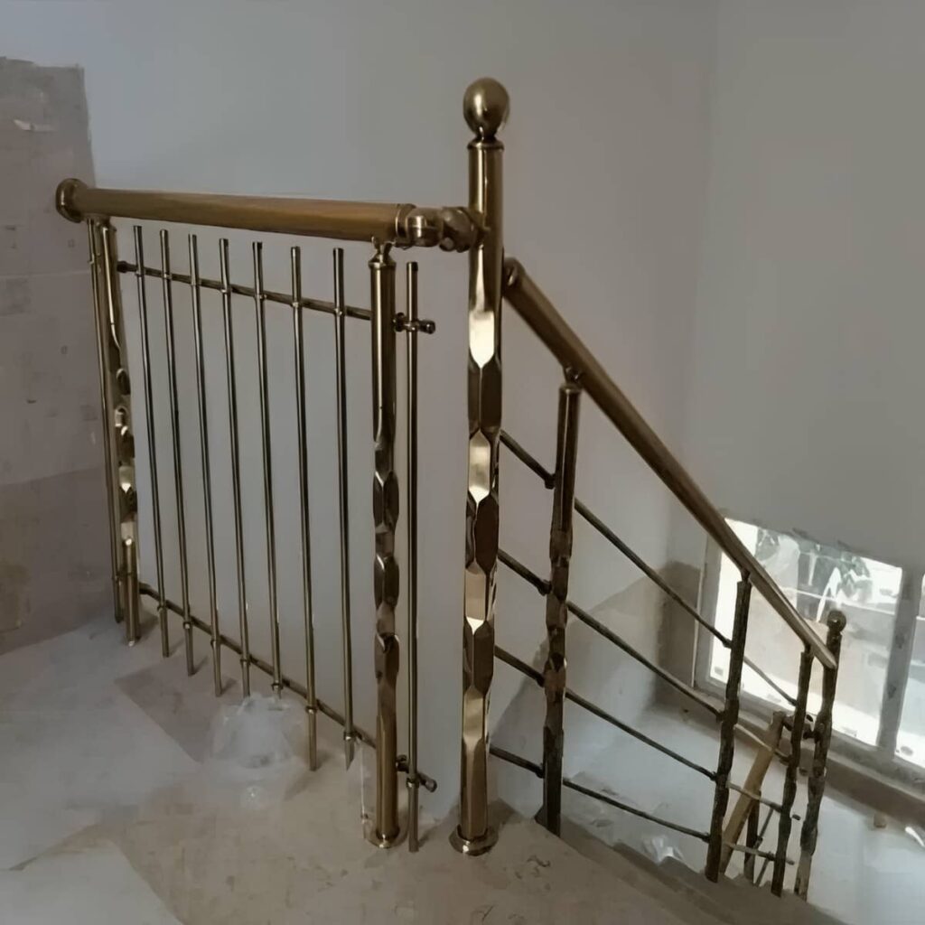 هندریل استیل مات بر پلکان داخلی مجتمع مسکونی