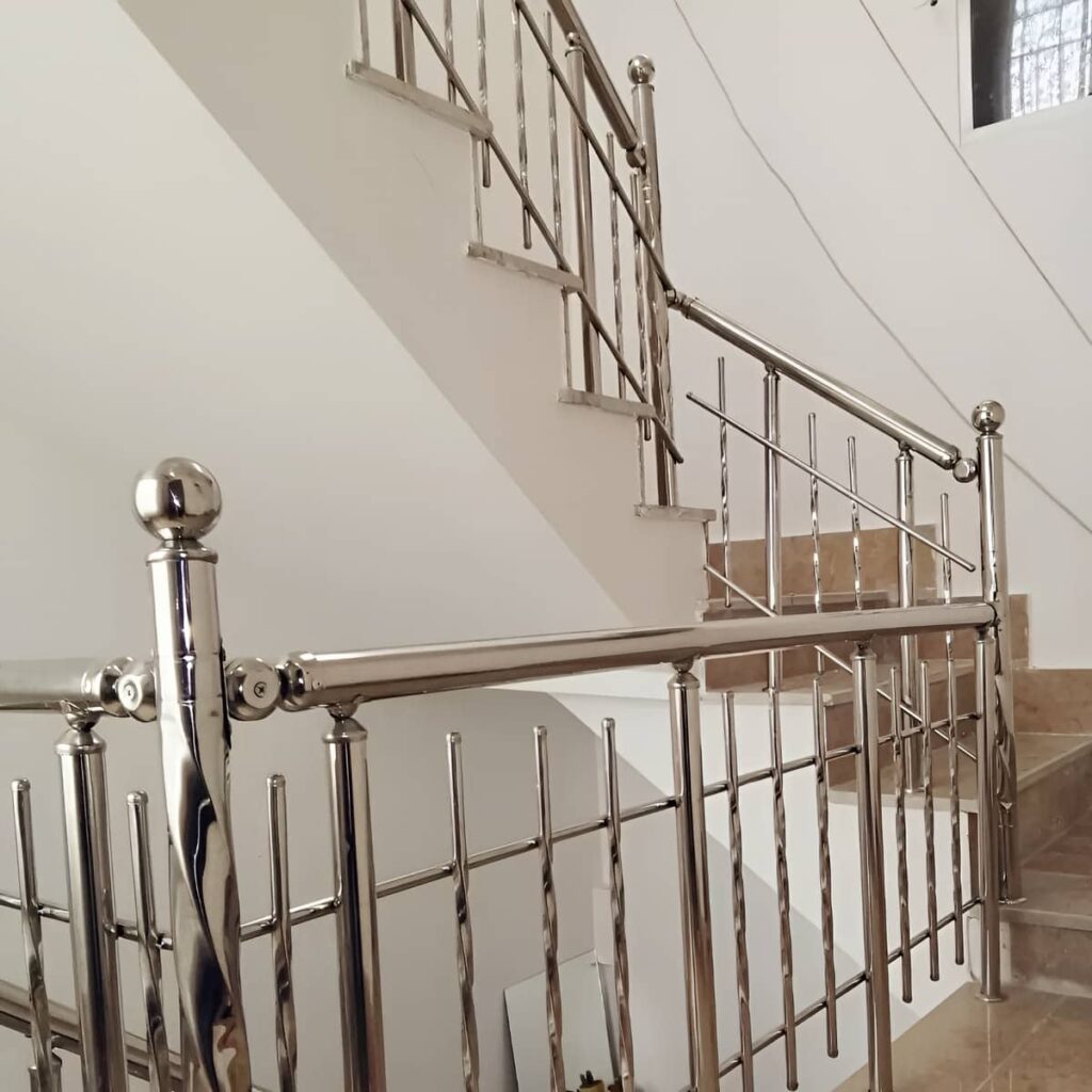 هندریل استیل مات در راهروی مجموعه اداری