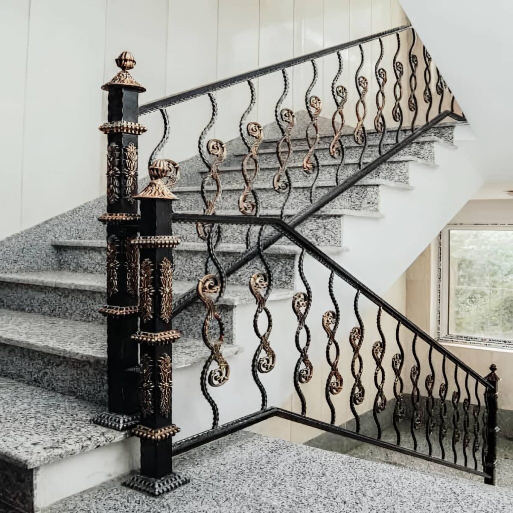 هندریل راه پله با طراحی کلاسیک هندریل راه پله با طراحی کلاسیک
