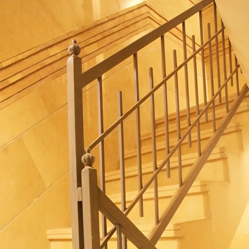 هندریل راه پله ساختمان اداری