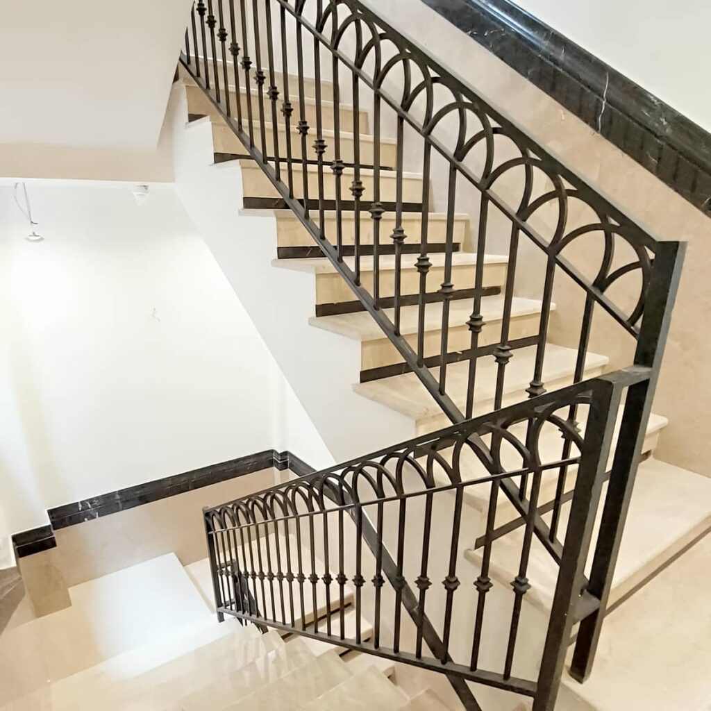 هندریل راه پله چوبی در فضای مسکونی کرمانشاه
