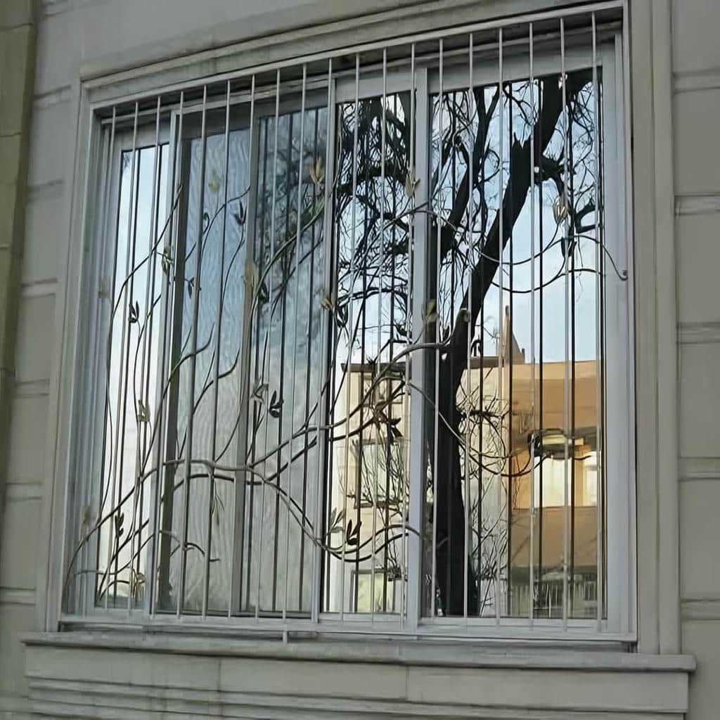 پوشش رنگ مقاوم روی گارد پنجره نزدیک باغچه