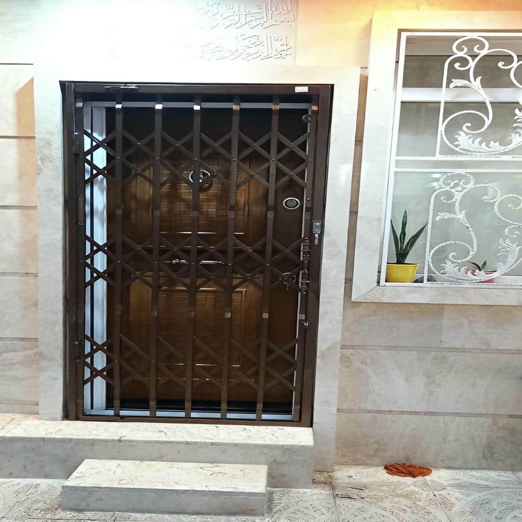 گارد آکاردئونی ورودی ساختمان با پوشش رنگی