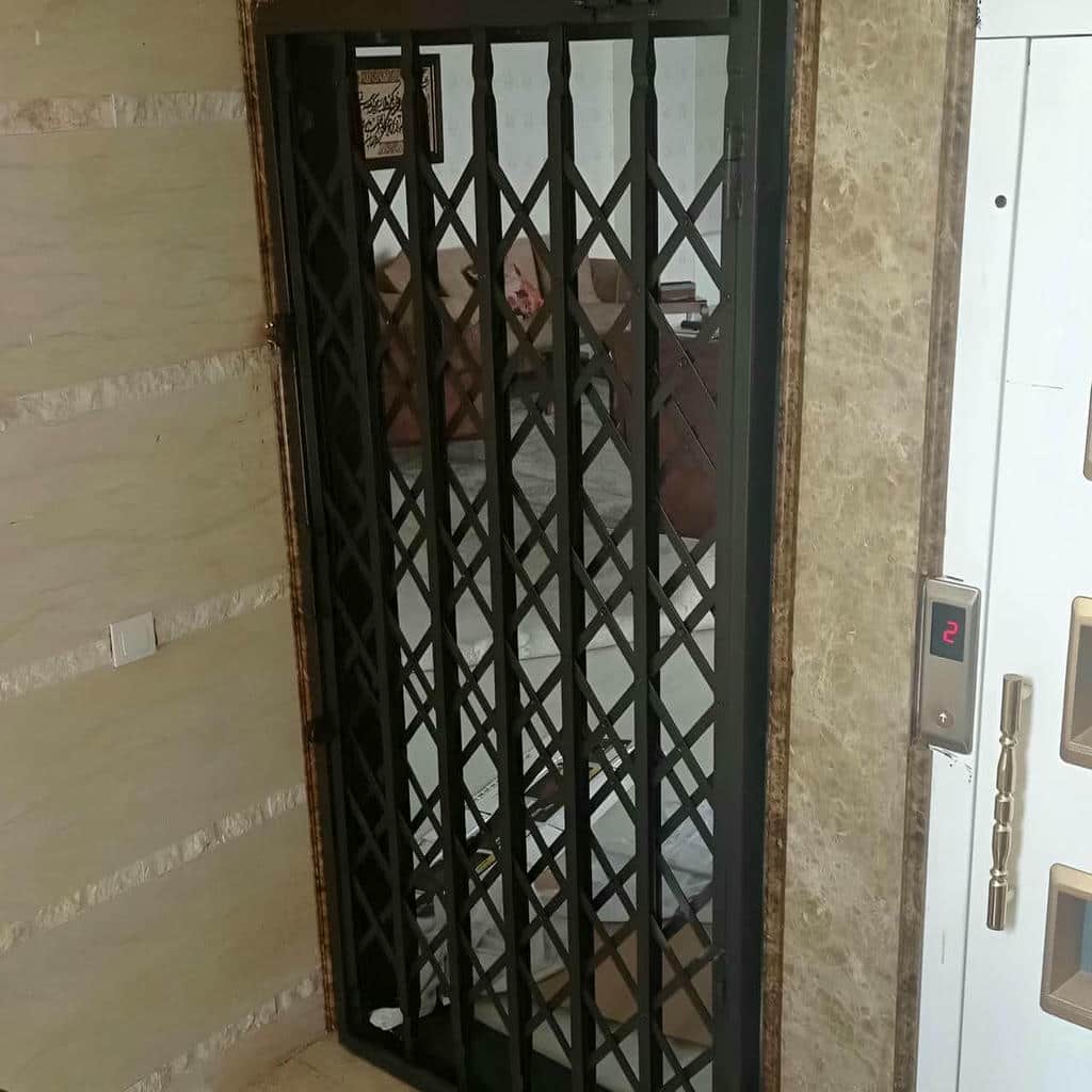 گارد تاشو فلزی در پاگرد باریک ساختمان سمنان