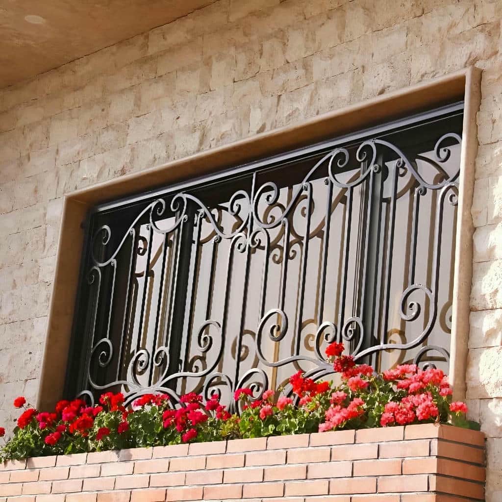 گارد پنجره هندسی ساختمان اداری با شیشه دوجداره