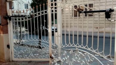 جک درب پارکینگ بازویی نقره‌ای روی لنگه آهنی بجنورد