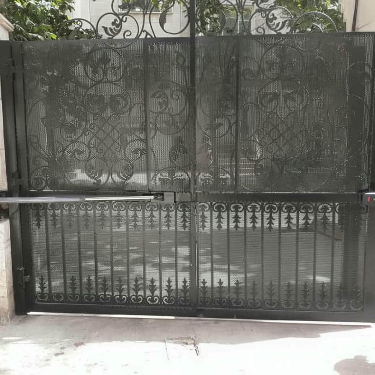 جک درب پارکینگ روی لنگه آهنی خانه در استان آذربایجان غربی