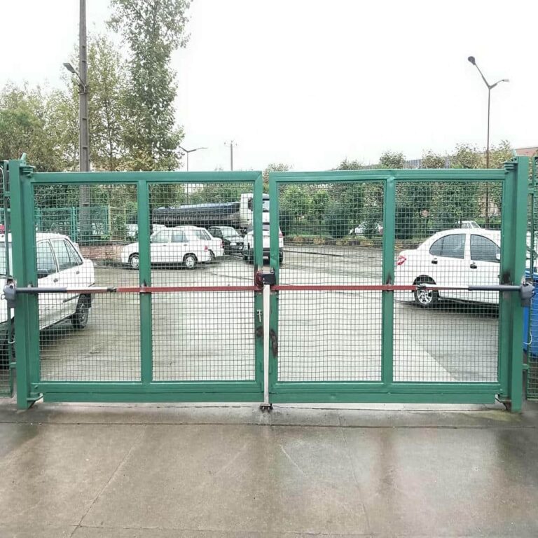 جک درب پارکینگ نقره ای کنار لنگه آهنی در استان سمنان جک درب پارکینگ نقره ای کنار لنگه آهنی در استان سمنان