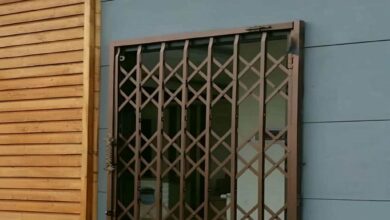 حفاظ درب آکاردئونی مشکی در ورودی آپارتمان استان سمنان