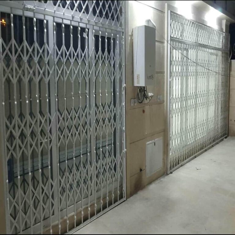 حفاظ درب آکاردئونی مشکی کنار ورودی آپارتمان زنجان حفاظ درب آکاردئونی مشکی کنار ورودی آپارتمان زنجان