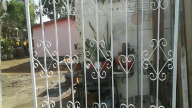 حفاظ پنجره آهنی مشکی روی نمای آجری بجنورد