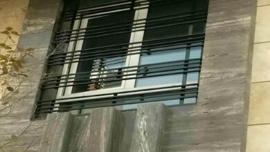 حفاظ پنجره آهنی مشکی روی نمای آجری سمنان