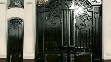 درب حیاط آهنی خاکستری کنار دیوار آجری زنجان