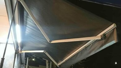 سایبان برقی بازویی خاکستری روی تراس استان چهارمحال و بختیاری