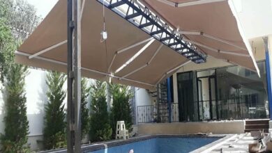 سایبان برقی خاکستری روی ورودی فروشگاه در استان خراسان شمالی