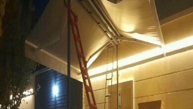 سایبان برقی طوسی بالای ورودی مغازه زنجان