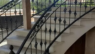 نرده راه پله آهنی کنار پاگرد سنگی استان خراسان جنوبی
