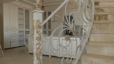 نرده راه پله فلزی مشکی کنار پاگرد سنگی بیرجند